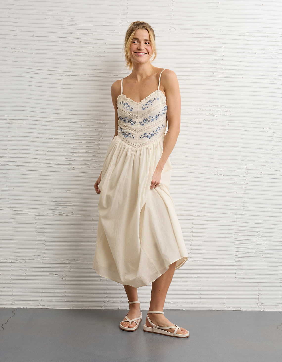 Vestido midi con tirantes Ae