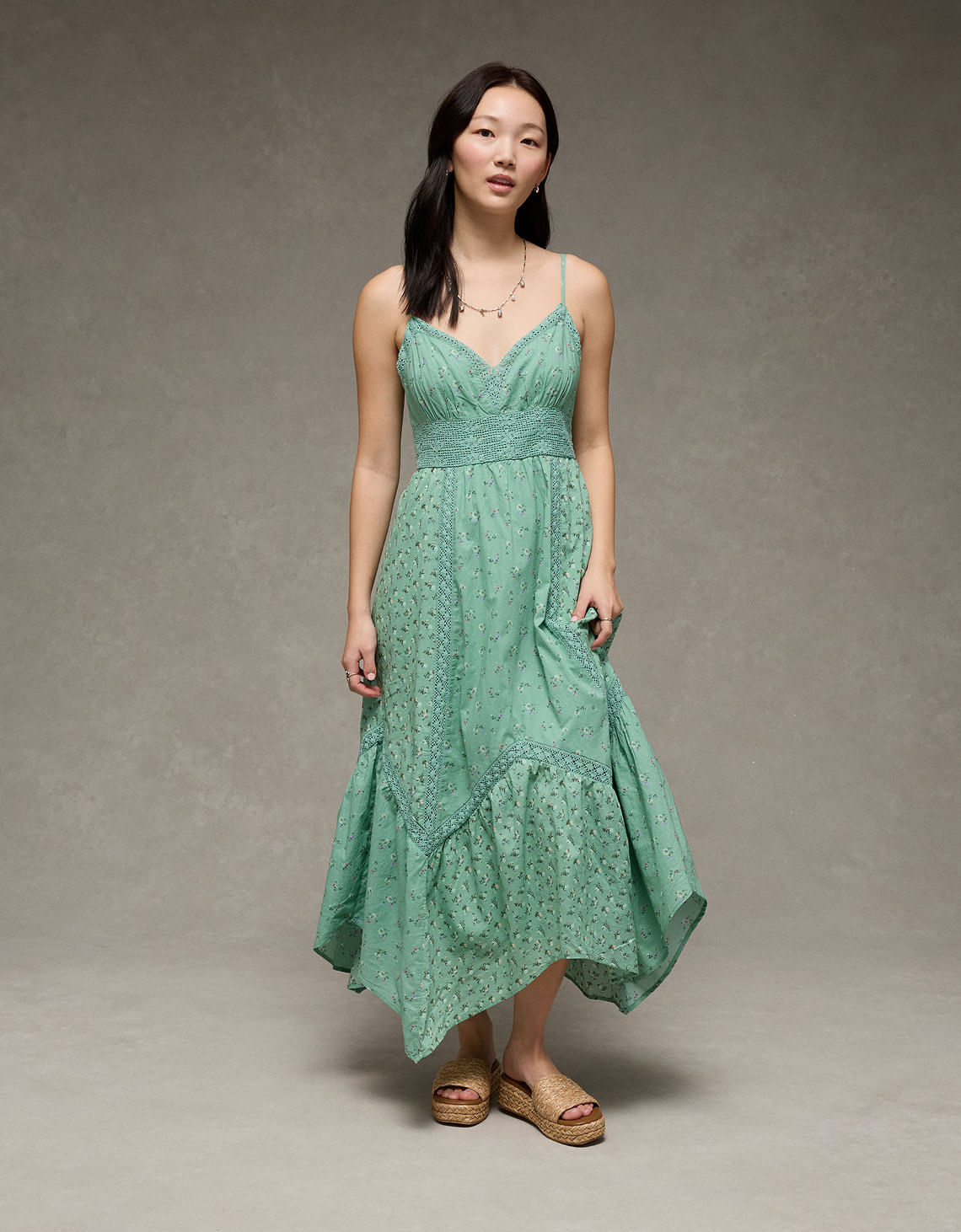 Vestido midi con encaje en el escote Ae