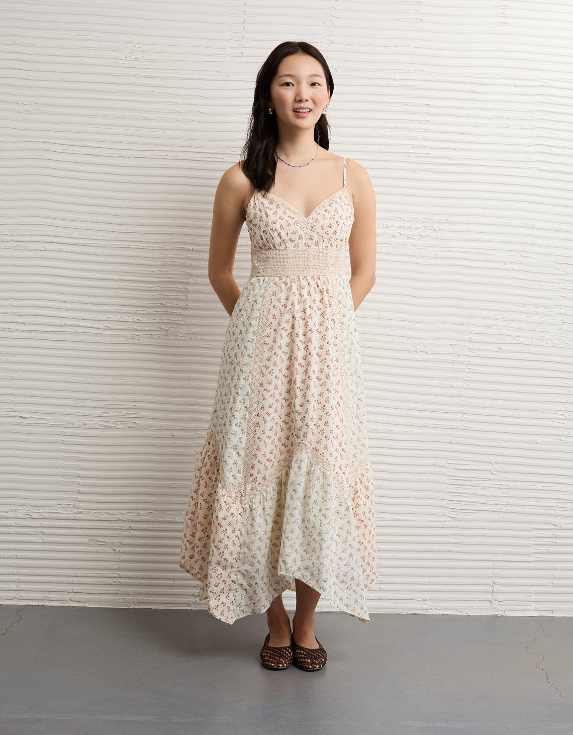 Vestido midi con encaje en el escote Ae