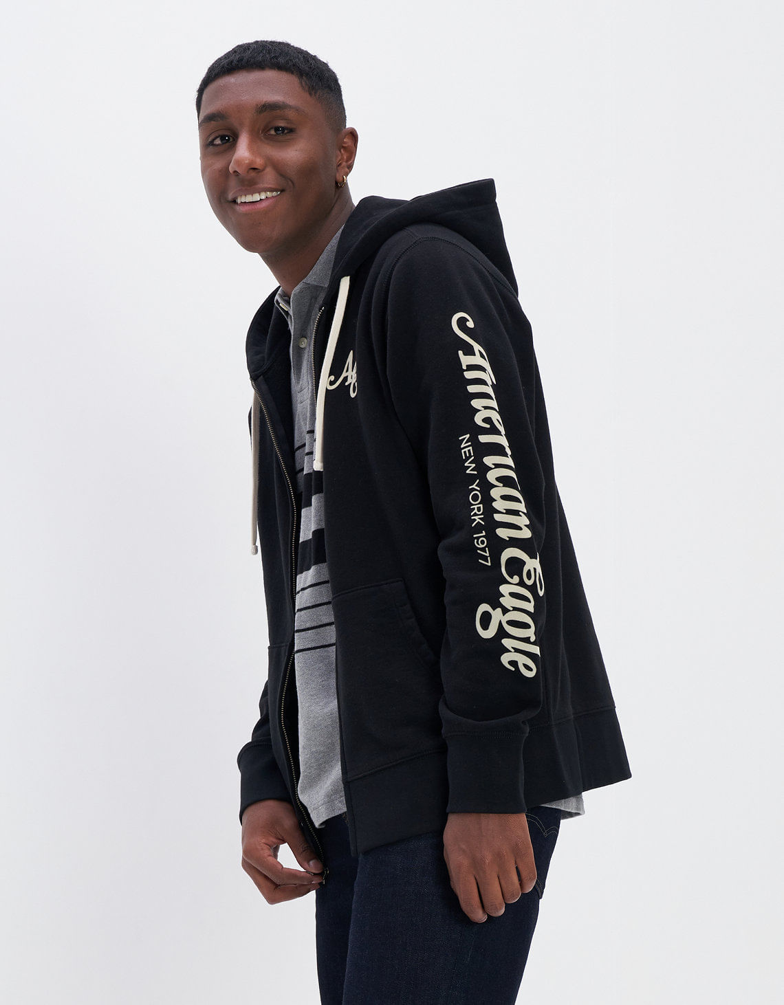 Buzo AE super suave con capucha y cierre en el frente