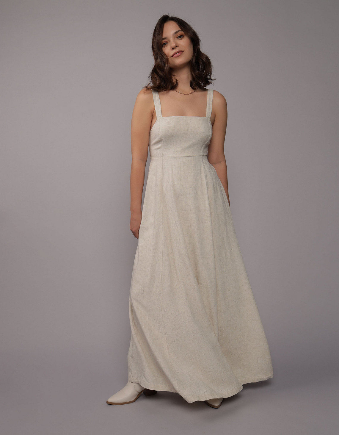 Vestido Aeo con hombros descubiertos