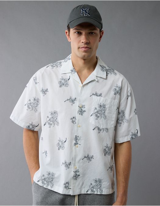 Camisa floral con botones junto a la piscina