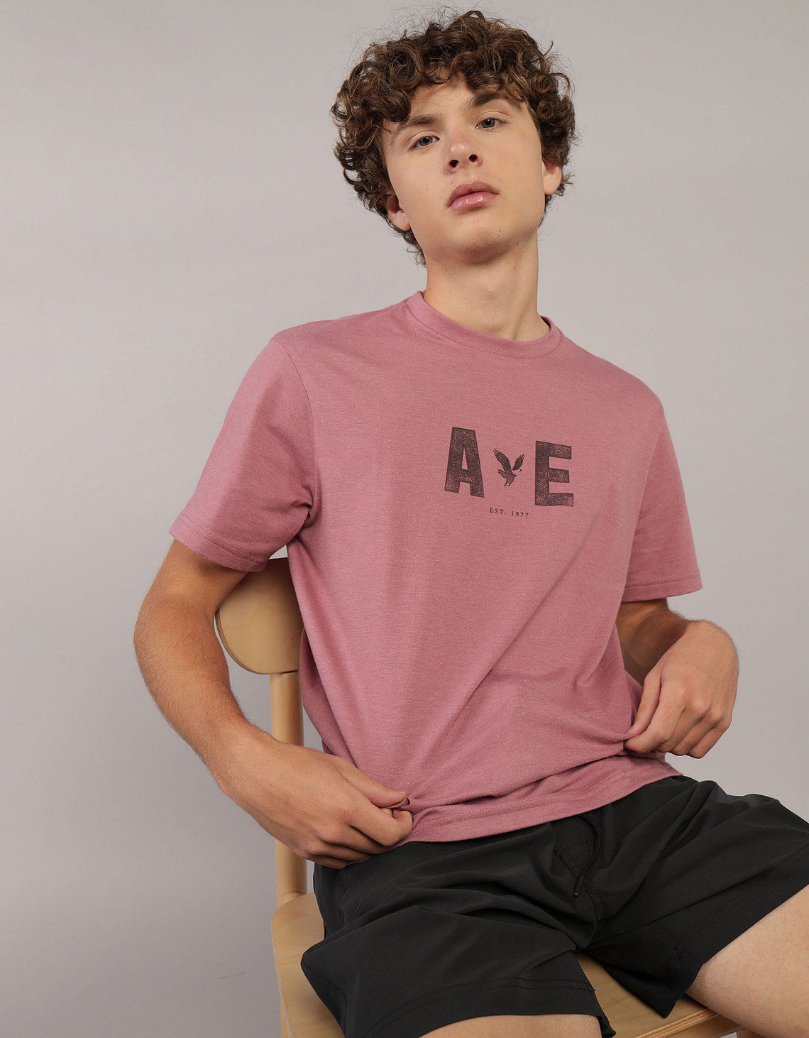 Camiseta manga corta con gráfico de hombre AE