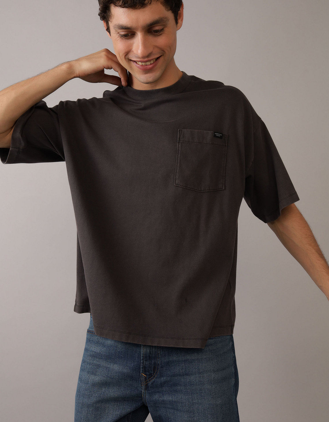 Camiseta oversized AE con bolsillo de hombre