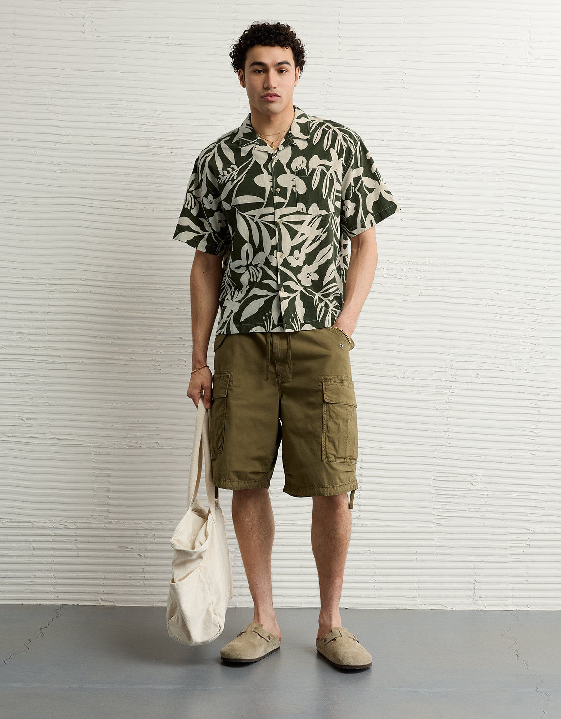Camisa floral con botones junto a la piscina